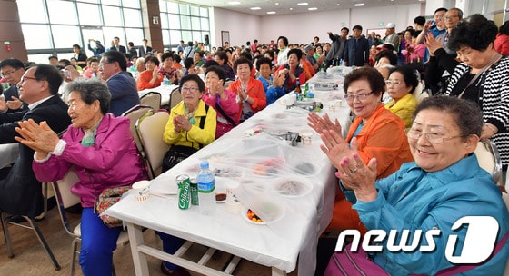 24일 강원 정선 고한읍 종합복지회관 일원에서 지역주민들이 소통·화합을 위한 복지 한마당 행사에 참여하고 있다. (정선군 제공) 2017.5.24/뉴스1 ⓒ News1 하중천 기자