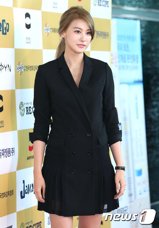 배우 유인영이 24일 오후 서울 코엑스 오디토리움에서 열린 춘사영화상에 참석해 포즈를 취하고 있다. ⓒ News1 권현진 기자