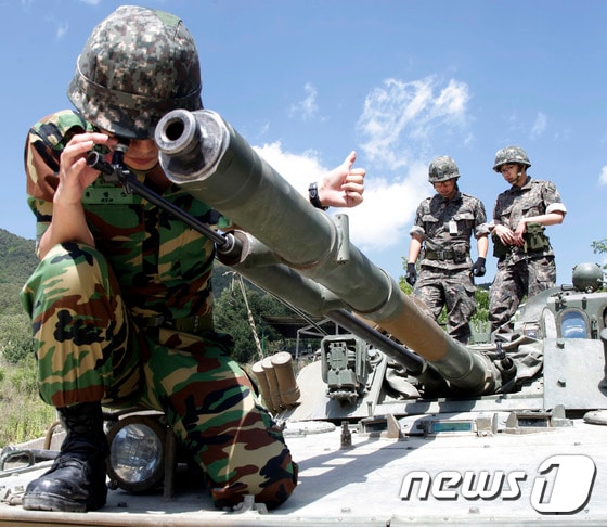 25일 육군 3기갑여단이 주둔지 및 작계지역 일대에서 동원예비군 훈련을 진행해 조준감사훈련을 실시하고 있다.(육군 3기갑여단 제공)2017.5.25/뉴스1 ⓒ News1 박태순 기자