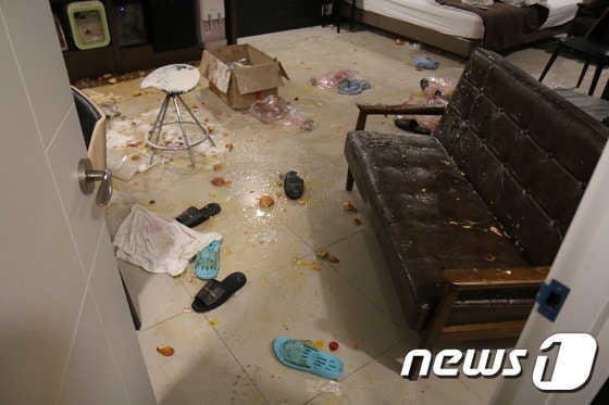 모텔 객실 내부에 날계란과 사이다, 밀가루 등이 뒤범벅돼 난장판이 된 모습.(부산지방경찰청 제공)ⓒ News1