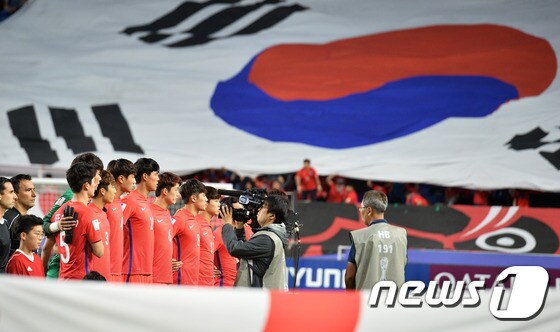 26일 오후 수원월드컵경기장에서 열린 &#39;FIFA U-20 월드컵 코리아 2017&#39; A조 대한민국과 잉글랜드의 경기 전 선수들이 애국가를 제창하고 있다. 2017.5.26/뉴스1 ⓒ News1 이재명 기자