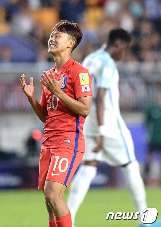 26일 오후 경기도 수원시 팔달구 수원월드컵경기장에서 열린 'FIFA U-20 월드컵 코리아 2017' A조 잉글랜드와 대한민국의 축구경기에서 이승우가 득점 찬스를 놓친 후 아쉬워하고 있다. 2017.5.26/뉴스1 ⓒ News1 오장환 기자