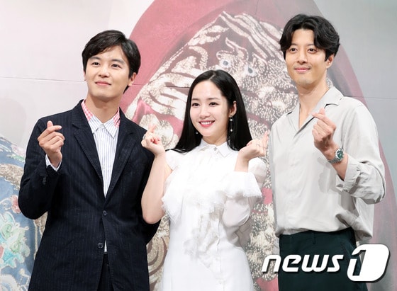 배우 연우진, 박민영, 이동건(왼쪽부터)이 29일 오후 서울 논현동 임피리얼팰리스에서 열린 KBS2 드라마 ‘7일의 왕비’ 제작발표회에 참석해 포즈를 취하고 있다. ⓒ News1 권현진 기자