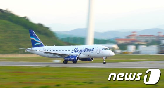강원 양양국제공항에서 야쿠티아 항공 러시아기가 이륙하고 있다.  (뉴스1 DB)