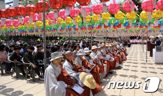 강원 양양 낙산사에서 불기 2561년 (2017년)부처님오신 날을 봉축하는 법요식이 열리고 있다. (양양군 제공) 2017.5.3/뉴스1 ⓒ News1 고재교 기자