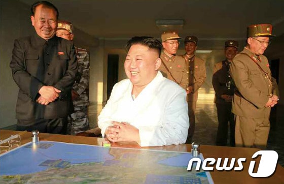 김정은 북한 노동당 위원장이 새로 개발한 정밀 조종유도체계를 도입한 탄도미사일 시험발사를 참관했다고 노동신문이 30일 보도했다. 김정은 위원장 옷깃 사이로 흰색 부착물이 보인다. (노동신문) 2017.5.30/뉴스1 ⓒ News1 임세영 기자