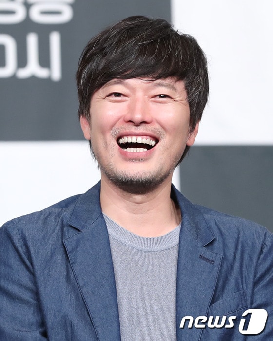 배우 정재영이 31일 오후 서울 영등포 타임스퀘어에서 열린 OCN 드라마 ‘듀얼’ 제작발표회에 참석해 환한 미소를 짓고 있다. ⓒ News1 권현진 기자