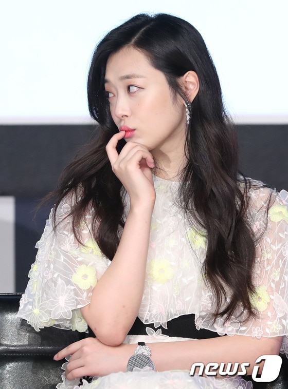 배우 설리가 31일 오후 서울 성균관대 새천년홀에서 열린 영화 ‘리얼’ 쇼케이스에 참석해 매력을 발산하고 있다. ⓒ News1 권현진 기자