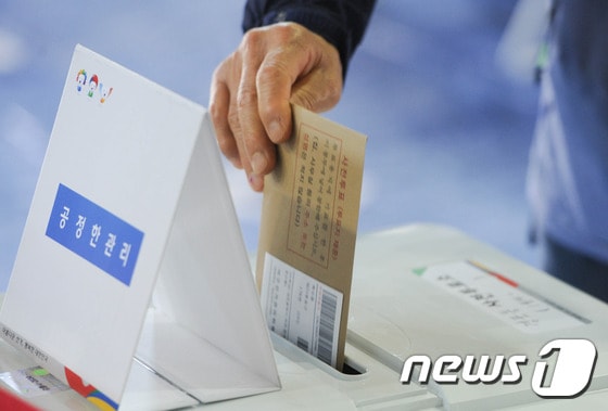 제19대 대통령선거 사전투표 첫날인 4일 오전 강원 강릉시 경포동 사전투표소에서 한 유권자가 투표하고 있다.2017.5.4/뉴스1 ⓒ News1 고재교 기자