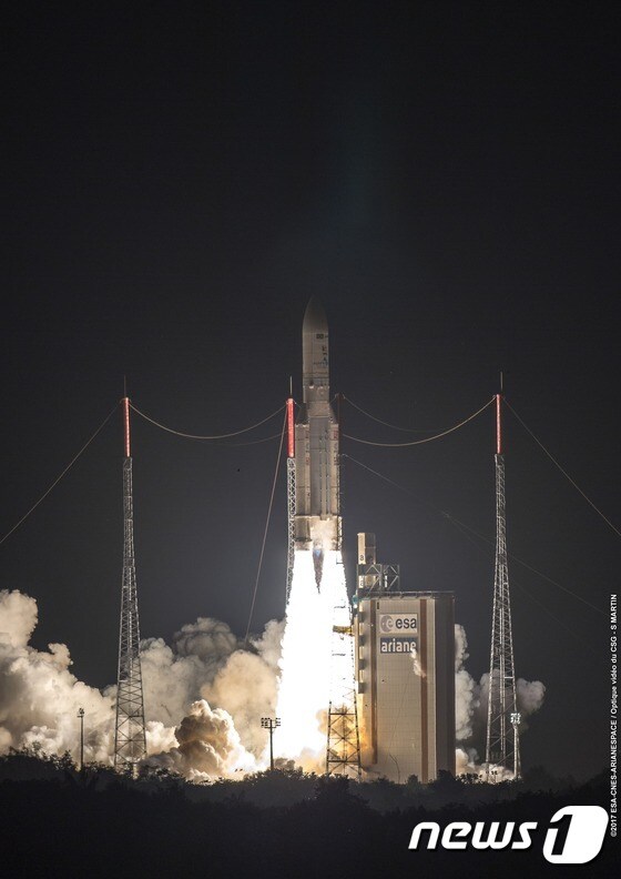 5일 오전 남미 프랑스령 기아나에서 무궁화 위성 7호가 발사되는 모습(KT SAT 제공) 2017.5.5/뉴스1 ⓒ News1