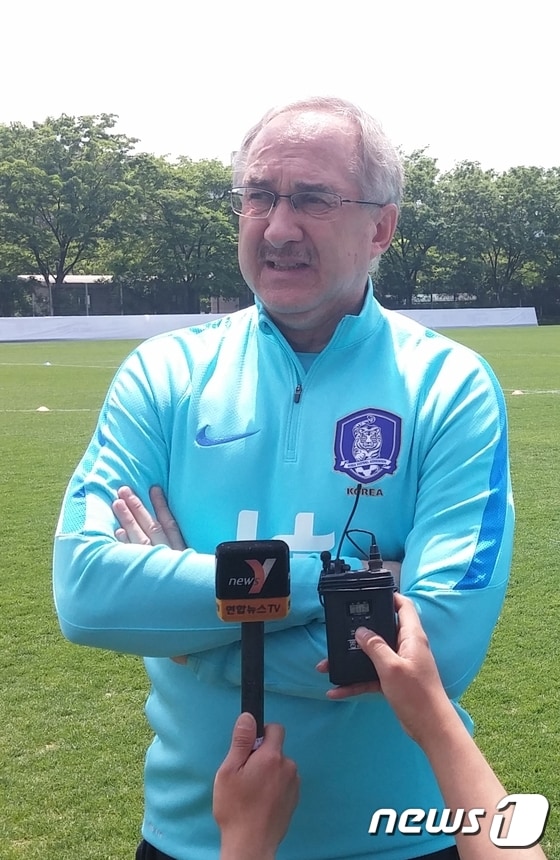 울리 슈틸리케 축구 대표팀 감독이 5일 서울월드컵경기장 보조구장에서 취재진 질문에 답하고 있다. ⓒ News1