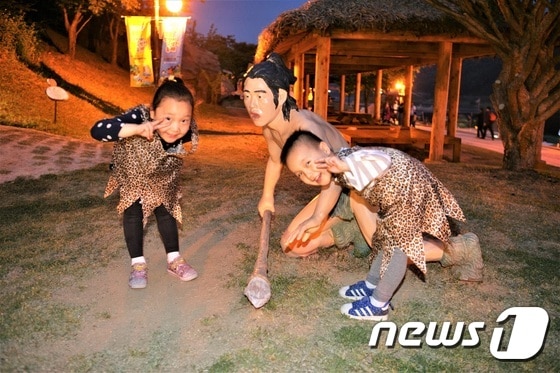 어린이들이 구석기 의상체험 코너에서 구석기 복장으로 의상을 갈아입고, 구석기시대의 생활상을 몸소 체험하고 있다.2017.5.7./뉴스1ⓒ News1