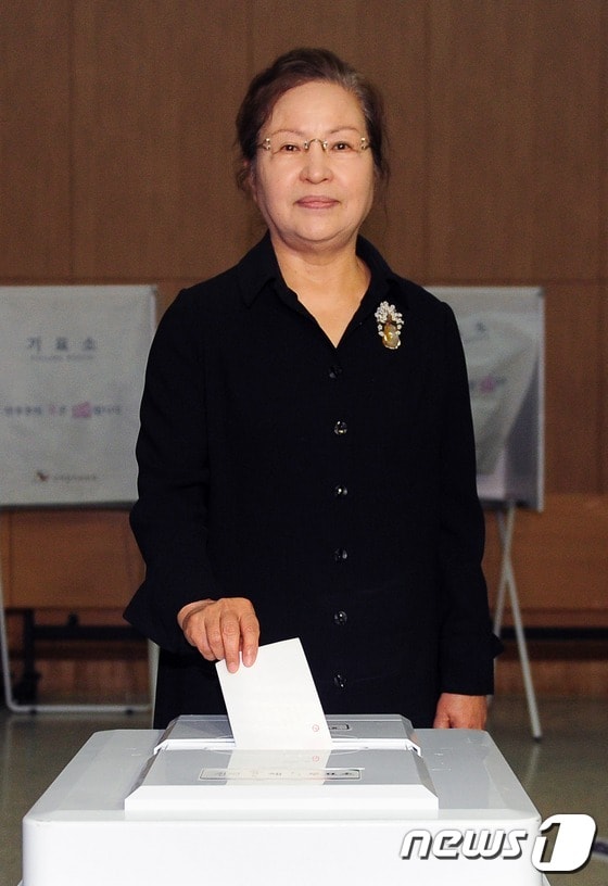 고 노무현 전 대통령 부인 권양숙 여사가 제19대 대통령 선거일인 9일 오전 경남 김해 진영문화센터에 마련된 투표소를 찾아 투표를 하고 있다. 2017.5.9/뉴스1 ⓒ News1 여주연 기자
