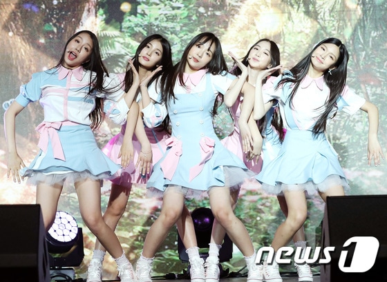 엘리스(ELRIS) 소희가 1일 오전 서울 삼성동 섬유센터에서 열린 데뷔 앨범 'WE, first' 발매 쇼케이스에서 사랑스러운 공연을 선보이고 있다. ⓒ News1 권현진 기자