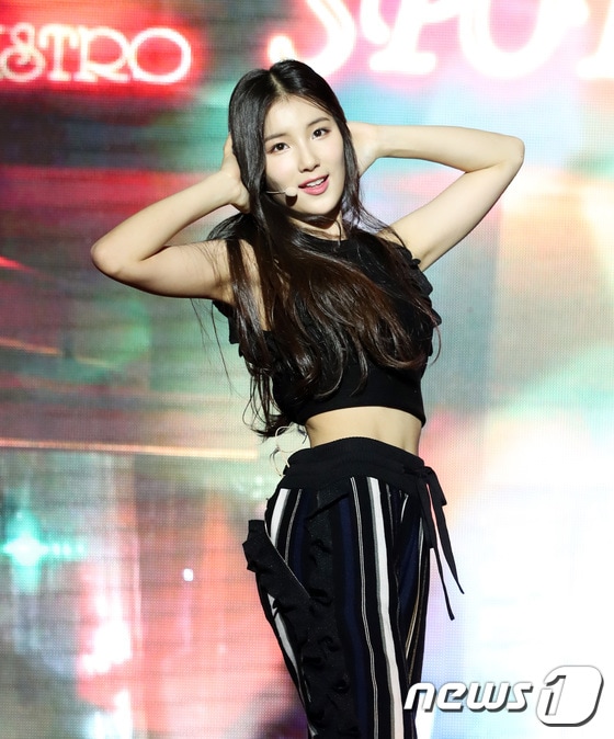 엘리스(ELRIS) 소희가 1일 오전 서울 삼성동 섬유센터에서 열린 데뷔 앨범 'WE, first' 발매 쇼케이스에서 사랑스러운 공연을 선보이고 있다. ⓒ News1 권현진 기자
