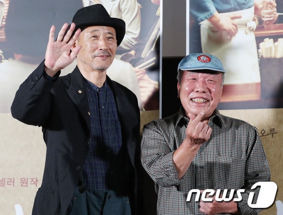 일본배우 코바야시 카오루와 후와 만사코(오른쪽)가 1일 오후 서울 롯데시네마 건대입구에서 열린 영화 \'심야식당2\' 언론시사회에 참석해 포즈를 취하고 있다. ⓒ News1 권현진 기자