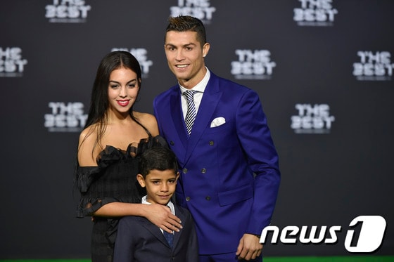 크리스티아누 호날두와 그의 아들 크리스티아누 호날두 주니어, 여자친구 헤오르히나 로드리게스.(오른쪽부터) ⓒ AFP=News1