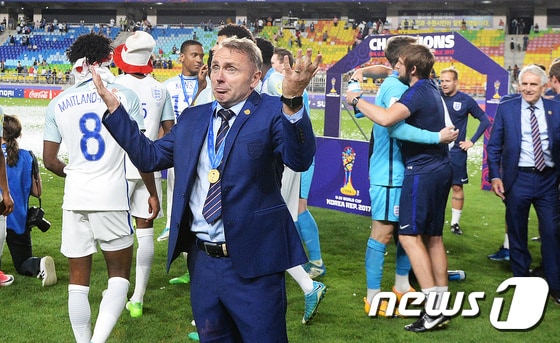 폴 심슨 잉글랜드 감독이 11일 오후 경기도 수원시 팔달구 수원월드컵경기장에서 열린 'FIFA U-20 월드컵 코리아 2017' 시상식에 참석 후 익살스러운 표정을 짓고 있다. 베네수엘라를 1:0으로 물리친 잉글랜드는 U-20 월드컵 최초 우승을 달성했다. 2017.6.11/뉴스1 ⓒ News1 오장환 기자