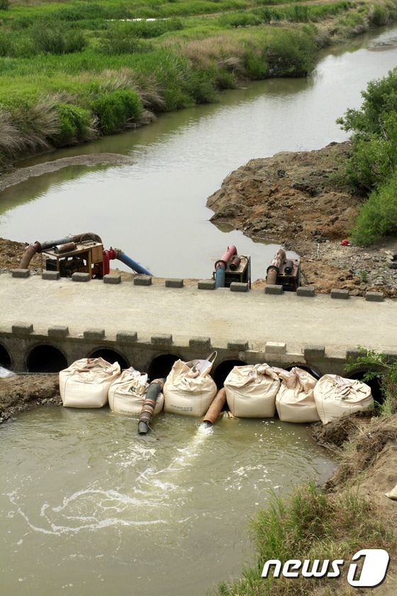 13일 창녕군 부곡면 비봉리 일대 39ha농경지 농업용수 보족으로 멀리 낙동강 물을 끌어오는 다단 양수 작업을 통해 모내기를 하고 있다.2017.6.13/뉴스1 ⓒ News1 이철우 기자