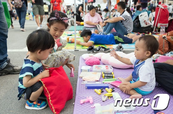 10일 구미시청 주차장에서 열린 &#39;새마을알뜰벼룩장터&#39;에서 한 어린이가 내 놓은 장난감을 다른 어린이가 사려고 살펴보고 있다.&#40;구미시제공&#41;2017.6.13./뉴스1 ⓒ News1 정우용 기자