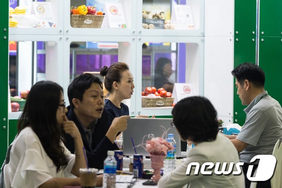 해외농산업바이어들과 국내 농산업수출기업이 상담을 하고 있다. (사진은 기사와 관계없음) 2017.6.13/뉴스1 ⓒ News1 유승관 기자