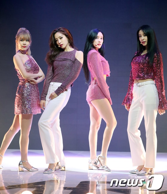 티아라 큐리, 은정, 효민, 지연(왼쪽부터)이 14일 오후 서울 합정동 메세나폴리스에서 열린 신보 '내 이름은' 컴백 쇼케이스에 참석해 신곡을 선보이고 있다. ⓒ News1 권현진 기자