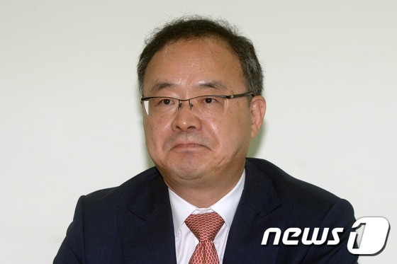 이용수 대한축구협회 기술위원장이 15일 오후 경기도 파주 국가대표트레이닝센터(NFC)에서 열린 '2017 제5차 KFA 기술위원회'에 참석하고 있다. 이날 열린 기술위원회에서 대표팀 성적 부진을 이유로 이 위원장과 울리 슈틸리케 국가대표 감독의 거취에 대해 논의할 예정이다. 2017.6.15/뉴스1 ⓒ News1 황기선 기자