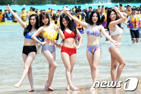걸그룹 브레이브걸스가 15일 오후 강원도 홍천 대명 비발디파크 오션월드에서 진행된 2017 오션월드 포토데이 행사에서 비키니를 입고 아찔한 자태를 뽐내고 있다. 2017.6.15/뉴스1 ⓒ News1 박하림 기자