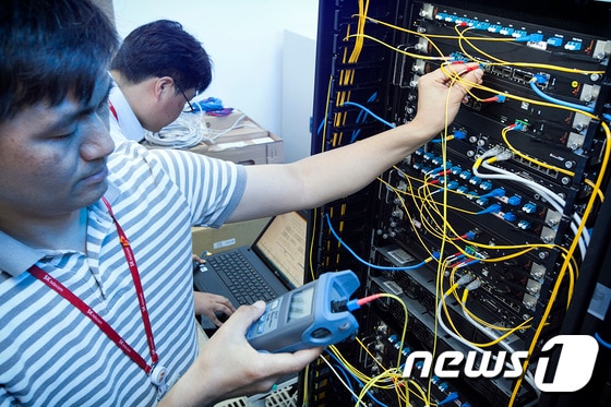 SK텔레콤은 차세대 보안솔루션으로 각광받고 있는 양자암호통신 전용 중계장치를 자체 개발해 경기 분당에서 용인·수원을 잇는 왕복 112㎞ 통신에 성공했다고 밝혔다. (SK텔레콤 제공) /뉴스1