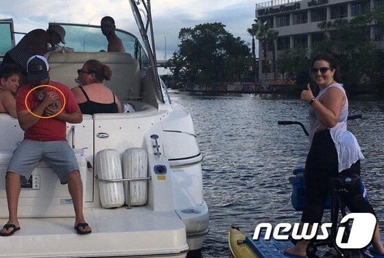 미국 플로리다주 탬파베이의 힐스버러강에 빠진 고양이 '럭키'와 그를 구조한 사람들.(사진 Jessica Greenbauer 페이스북 캡처)ⓒ News1