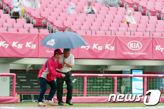20일 오후 광주 북구 KIA 챔피언스필드에서 열린 프로야구 KIA 타이거즈와 두산 베어스의 경기를 앞두고 비가 내려 KBO와 KIA 구단 측 관계자가 경기장 사정을 살펴보고 있다. 2017.6.20/뉴스1 ⓒ News1 남성진 기자