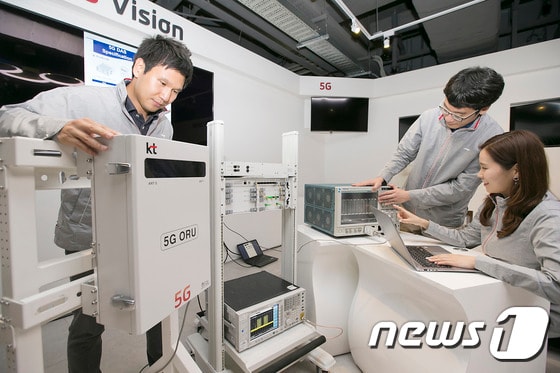KT 직원이 중소기업 협력사 직원들과 5G 중계기와 기지국을 연결해 5G 데이터를전송하는 테스트 진행하는 모습. (KT 제공) 2017.6.21/뉴스1 ⓒ News1