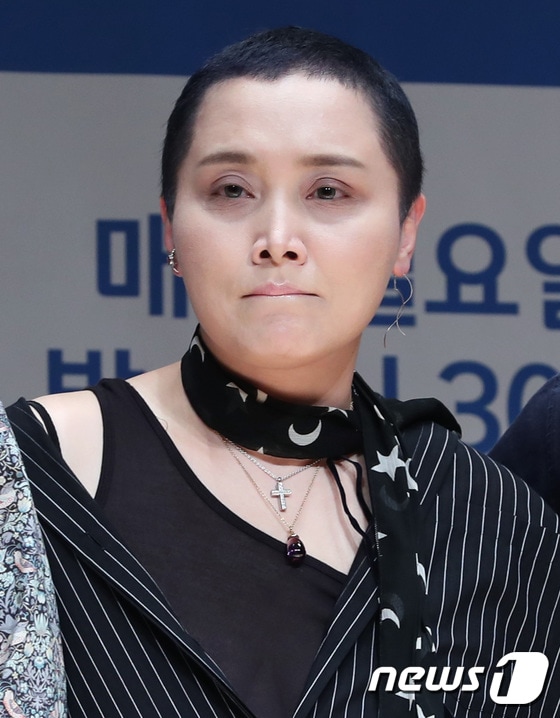 가수 이소라가 20일 오후 서울 상암동 JTBC 사옥에서 열린 신규 예능 프로그램 ‘비긴어게인’ 제작발표회에 참석해 포즈를 취하고 있다. ⓒ News1 권현진 기자