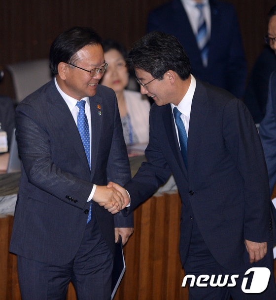 대선 '잠룡'으로 꼽히는 대구·경북(TK) 출신 정치인들이 잇따라 대구를 찾는다. 사진은 2017년 당시 김부겸 행정자치부 장관 과 유승민 바른정당 의원이 한 행사장에서 만나 악수를 나누는 모습. (사진은 기사 내용과 무관함) 2017.6.22/뉴스1 ⓒ News1 자료 사진