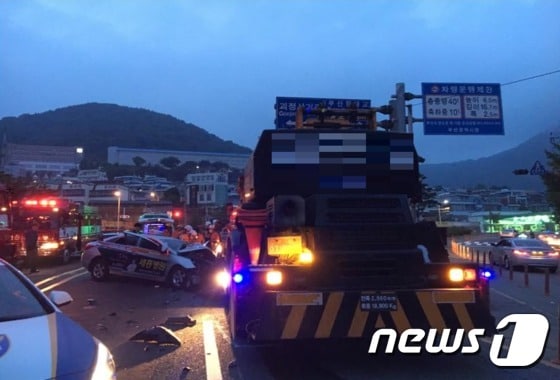 25일 오전 4시 39분쯤 부산 사하구 감천동 국민체육센터 삼거리에서 택시와 크레인 추돌사고가 났다. 경찰과 소방당국이 현장을 수습하고 있다.(부산소방본부 제공)ⓒ News1