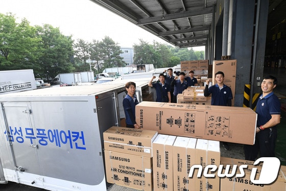 경기도 고양시 일산서구에 위치한 삼성전자 서서울물류센터에서 에어컨 설치 엔지니어들이 '무풍에어컨'의 신속 배송에 만전을 기하고 있다. 삼성전자 서서울물류센터는 서울 강서 지역과 경기 서북부의 배송 설치를 담당하고 있다.(삼성전자 제공)ⓒ News1