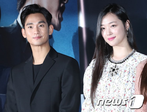 배우 김수현, 설리(오른쪽)가 27일 오후 서울 왕십리cgv에서 열린 영화 ‘리얼’(감독 이사랑) VIP 시사회에 참석해 포즈를 취하고 있다. ⓒ News1 권현진 기자