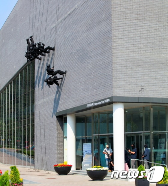 육군35사단 장병들이성공적인 무주세계태권도 대회 개최를 위해 해안경계태세를 강화하고 경기장과 숙소에 인근에 대한 수색정찰을 실시하고 있다. 사진은  민·관·군·경 대테러훈련의 모습.(35사단 제공)ⓒ News1 임충식기자