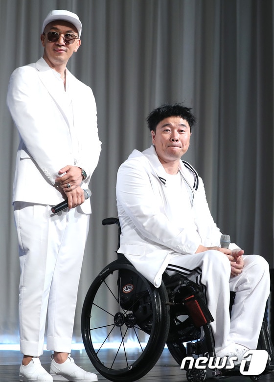 남성 듀오 클론의 구준엽, 강원래(오른쪽)가 2017년 6월 29일 오후 서울 서초구 더리버사이드호텔에서 열린 데뷔 20주년 기념 기자간담회에 참석해 포즈를 취하고 있다. 2017.6.29/뉴스1 ⓒ News1 DB