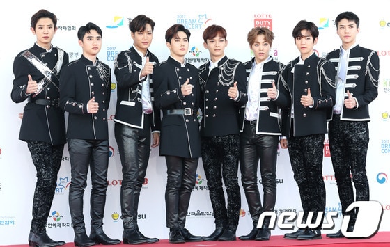 엑소가 3일 오후 서울 상암 월드컵경기장에서 열린 ‘2017 사랑한다 대한민국 드림콘서트’에 참석해 포즈를 취하고 있다. ⓒ News1 권현진 기자