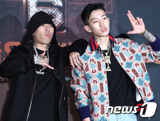 래퍼 도끼, 박재범(오른쪽)이 30일 오후 서울 마포구 서교동 홍대 aA 디자인 뮤지엄에서 열린 Mnet ‘쇼미더머니6’ 제작발표회에 참석해 포즈를 취하고 있다. 2017.6.30./뉴스1 ⓒ News1 권현진 기자