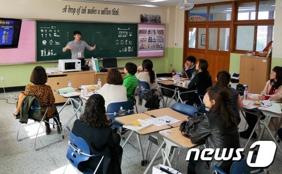 대구지역 중등과 영어교사들과 영어전공 교수, 중·고교에서 교육실습 중인 예비교사, 지역 사범대학 및 교육대학원 재학생 등이 수업 개선을 위한 '대구중등 E·T(English Teacher, 영어교사) Talk & Share' 행사에 참여해 우수수업 사례 등을 공유하고 있다. (대구시교육청 제공)/뉴스1 ⓒ News1