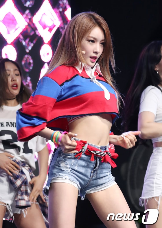 아이오아이 김청하가 7일 오전 서울시 마포구 홍대 무브홀에서 첫 번째 미니 앨범 '핸즈 온 미(HANDS ON ME)' 쇼케이스에 출연해 화려한 공연을 선보이고 있다. ⓒ News1 권현진 기자