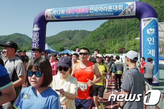 지난 4일 군 천연잔디구장에서 열린 ‘제12회 인제 내린천 마라톤대회’의 모습. (인제군 제공) 2017.6.8/뉴스1 ⓒ News1