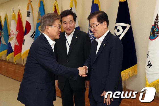 문재인 대통령이 8일 오후 청와대 위기관리센터에서 '국가안전보장회의(NSC)'에 앞서 정의용 국가안보실장과 악수하고 있다. (청와대) 2017.6.8/뉴스1 ⓒ News1 이광호 기자