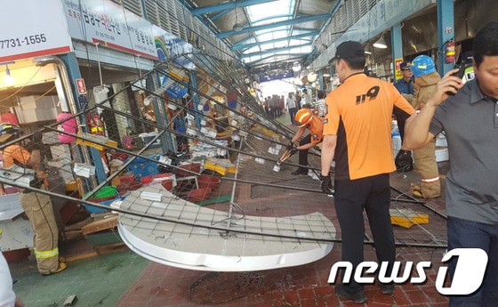 12일 오후 광주 동구 남광주시장 내 천장 철제구조물 일부가 무너져 상인과 시민 6명이 다쳐 병원으로 이송됐다. 119구조대 등이 현장에서 안전조치를 하고 있다. (광주 동부소방서 제공) 2017.7.12 /뉴스1 ⓒ News1