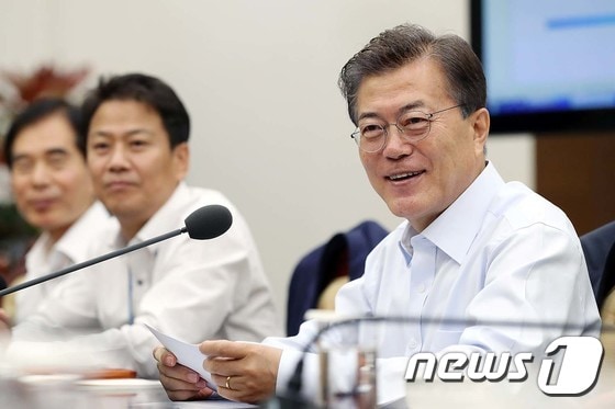 문재인 대통령이 지난 2017년 청와대 여민관 소회의실에서 수석 보좌관 회의를 주재하고 있다. (청와대) 2017.7.13/뉴스1 ⓒ News1 이광호 기자