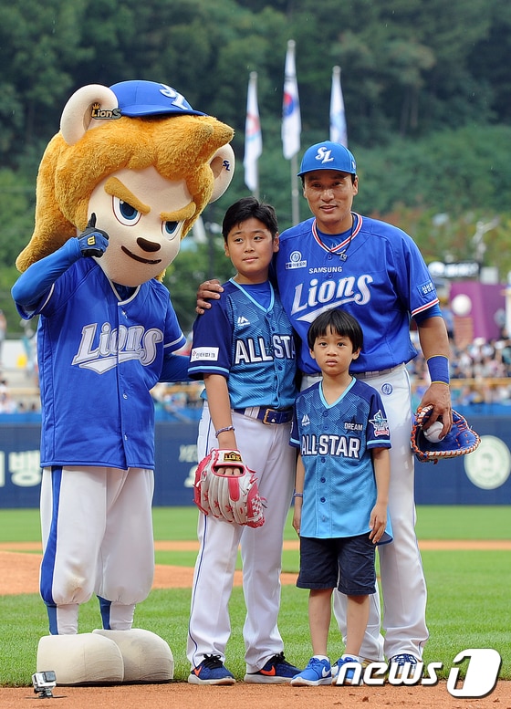 15일 오후 대구 삼성라이온즈파크에서 열린'2017 KBO 프로야구 올스타전'에서 삼성 이승엽이 시포를 끝내고 두 아들과 함께 인사하고 있다. 이날 이승엽은 시포를, 첫째 아들 은혁 군이 시구, 둘째 은준 군이 시타를 했다. 2017.7.15/뉴스1 ⓒ News1 이종현 기자