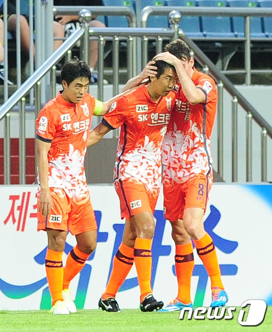 2017년 7월16일 제주 서귀포시 제주월드컵경기장에서 열린 ‘2017 프로축구 KEB하나은행 K리그 클래식’ 제주유나이티드와 FC서울의 경기에서 제주 김원일이 골을 넣은 후 동료들과 기뻐하고 있다.2017.7.16/ 뉴스1 ⓒ News1 이석형 기자