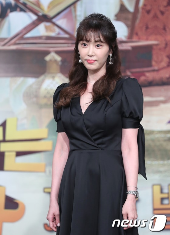 배우 강예원이 17일 오후 서울 MBC 1층 골든마우스홀에서 열린 MBC '죽어야 사는 남자' 제작발표회 제작발표회에 참석해 포즈를 취하고 있다. 2017.7.17/뉴스1 ⓒ News1 권현진 기자